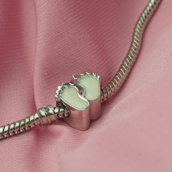 Charm Pies de Leche Materna - Imagen 2