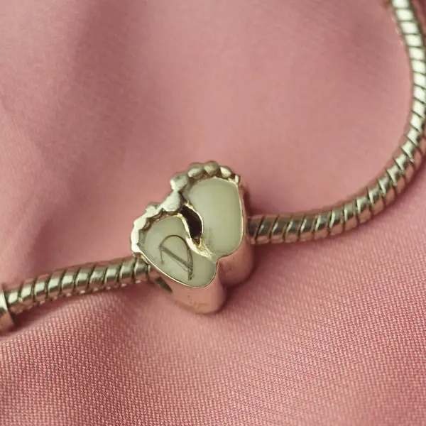 Charm Pies de Leche Materna - Imagen 4