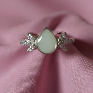 Detalle del anillo Ainu con cabujón de leche materna