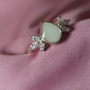 Detalle del anillo Ainu con cabujón de leche materna