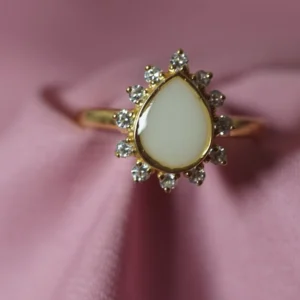 Anillo Izar bañado en oro con leche materna y circonitas