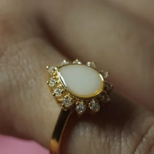 Anillo Izar bañado en oro con leche materna y circonitas