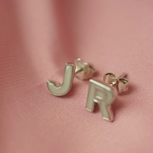 Pendientes con inicial elaborados con leche materna en plata de ley