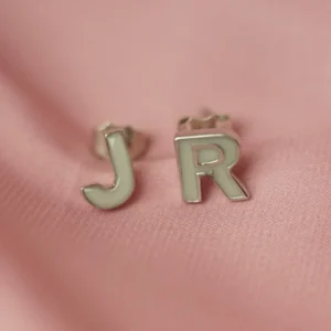 Pendientes con inicial elaborados con leche materna en plata de ley