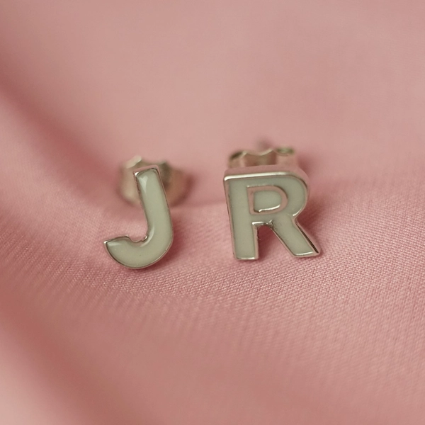 Pendientes con inicial elaborados con leche materna en plata de ley