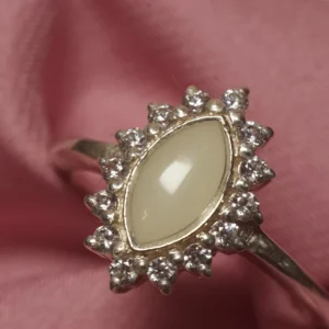 Anillo Aurora de leche materna personalizado con piedra en forma de marquesa y halo de circonitas.