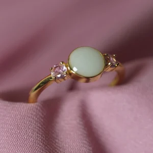 Anillo Aura de leche materna personalizado con piedra central y dos circonitas laterales.