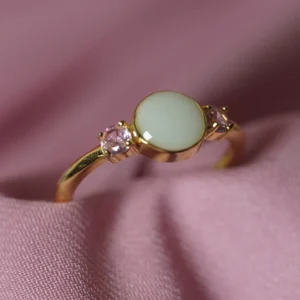 Anillo Aura de leche materna personalizado con piedra central y dos circonitas laterales.