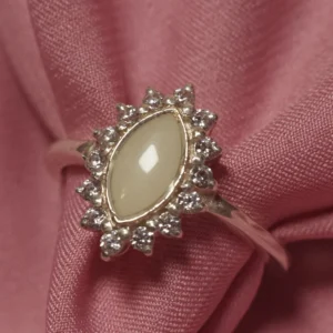 Anillo Aurora de leche materna personalizado con piedra en forma de marquesa y halo de circonitas.