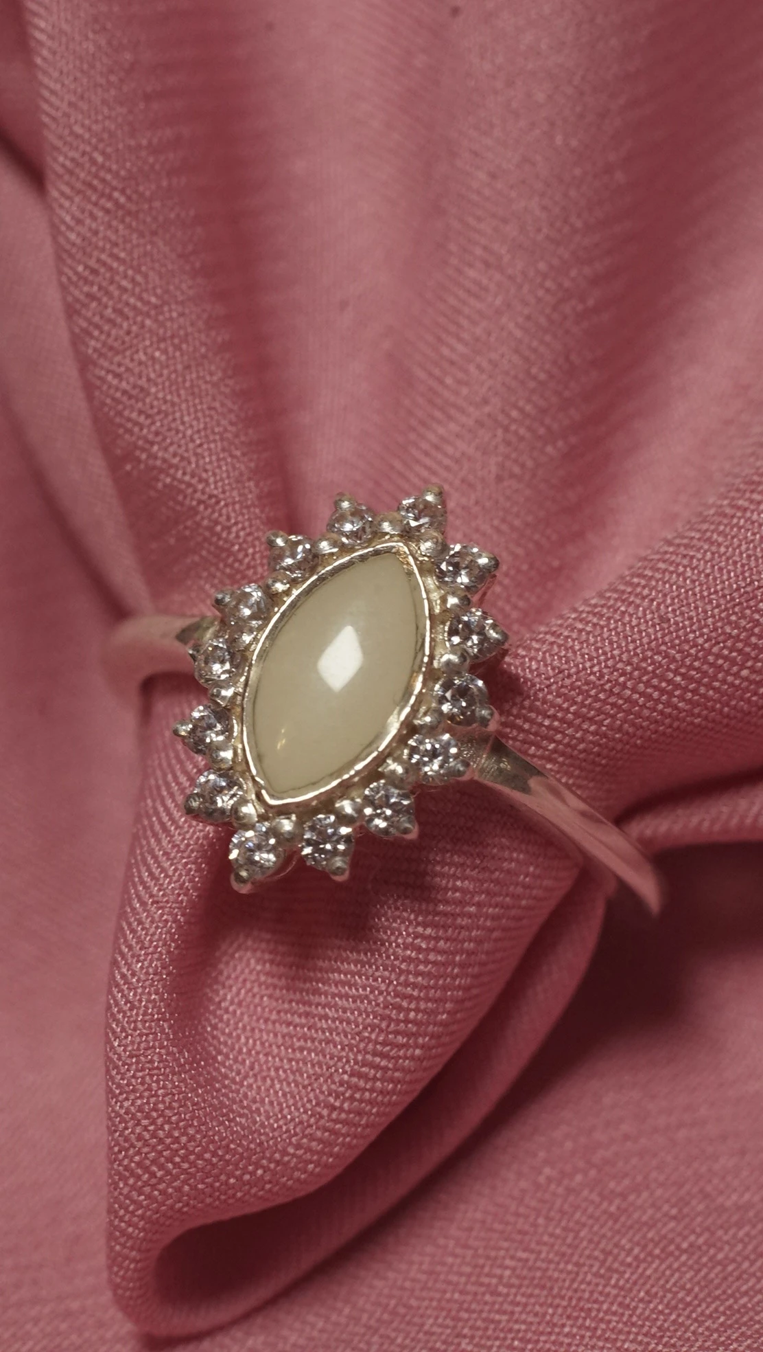 Anillo Aurora de leche materna personalizado con piedra en forma de marquesa y halo de circonitas.