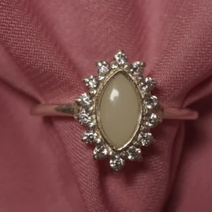 Anillo Aurora de leche materna personalizado con piedra en forma de marquesa y halo de circonitas.