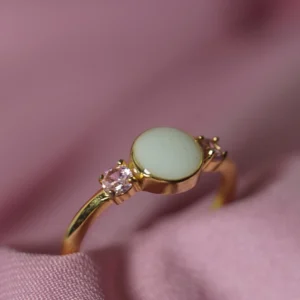 Anillo Aura de leche materna personalizado con piedra central y dos circonitas laterales.