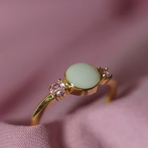 Anillo Aura de leche materna personalizado con piedra central y dos circonitas laterales.