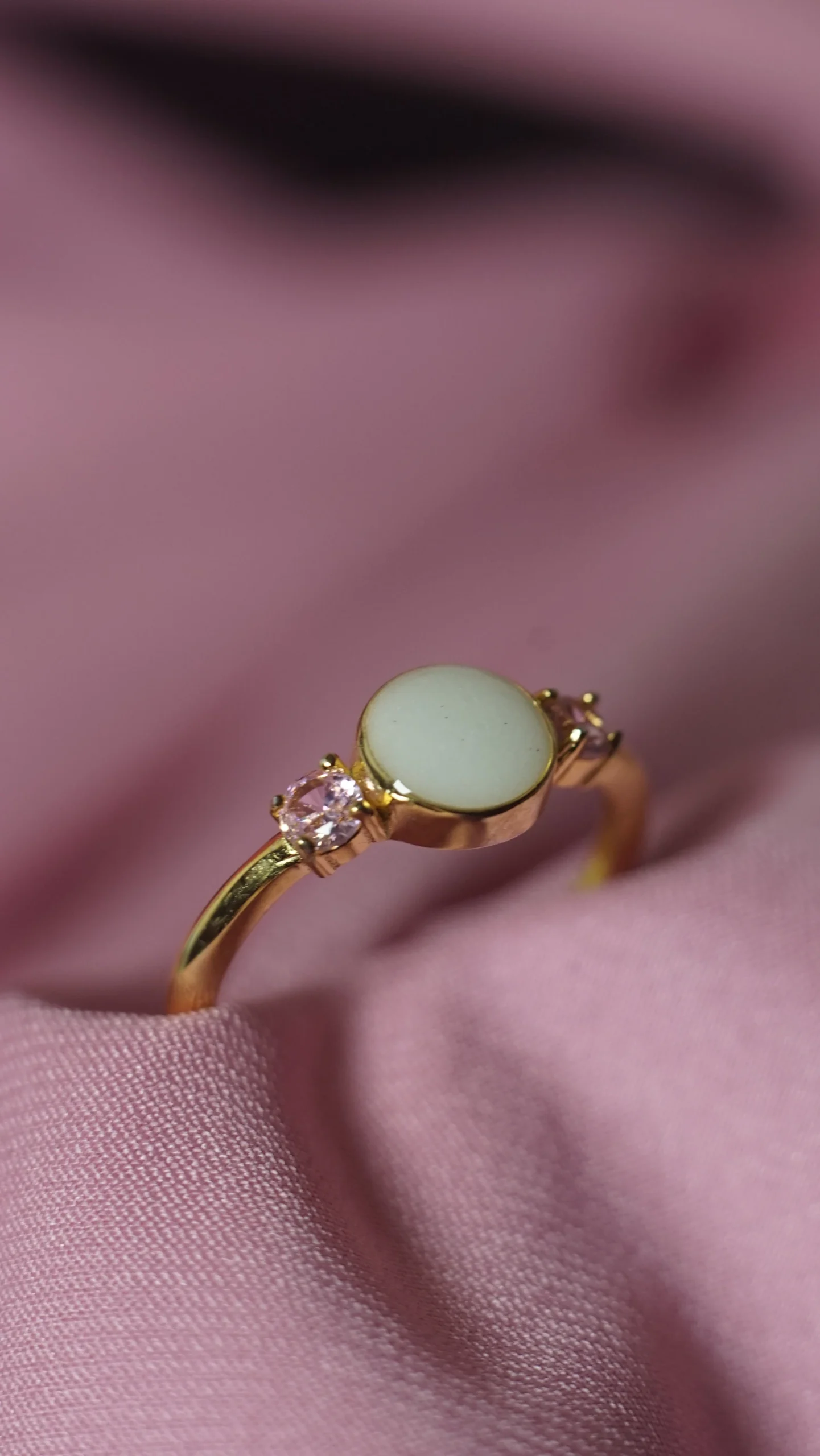 Anillo Aura de leche materna personalizado con piedra central y dos circonitas laterales.