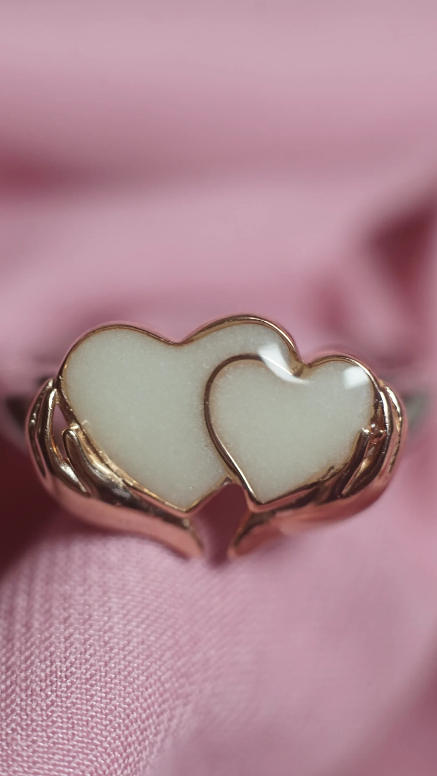 Anillo de leche materna con dos corazones sosteniddos por las manos