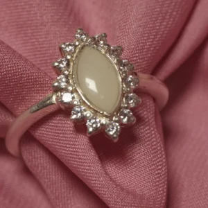 Anillo Aurora de leche materna personalizado con piedra en forma de marquesa y halo de circonitas.
