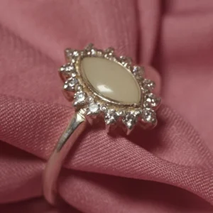 Anillo Aurora de leche materna personalizado con piedra en forma de marquesa y halo de circonitas.