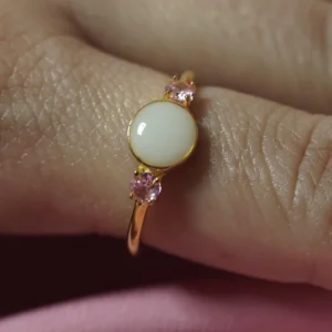 Anillo Aura de leche materna personalizado con piedra central y dos circonitas laterales.