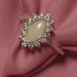 Anillo Aurora de leche materna personalizado con piedra en forma de marquesa y halo de circonitas.
