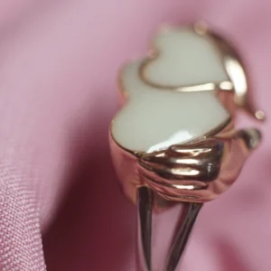 Anillo de leche materna con dos corazones sosteniddos por las manos