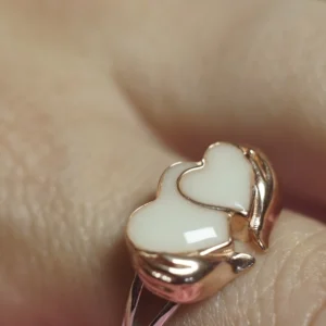 Anillo de leche materna con dos corazones sosteniddos por las manos