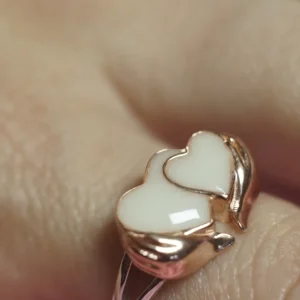 Anillo de leche materna con dos corazones sosteniddos por las manos