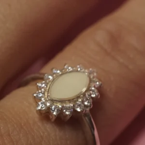 Anillo Aurora de leche materna personalizado con piedra en forma de marquesa y halo de circonitas.