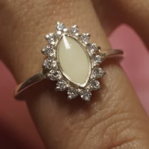 Anillo Aurora de leche materna personalizado con piedra en forma de marquesa y halo de circonitas.