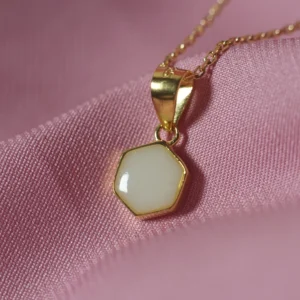 Colgante Uxia Mini de leche materna personalizado con diseño hexagonal y acabado artesanal.