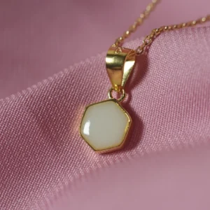 Colgante Uxia Mini de leche materna personalizado con diseño hexagonal y acabado artesanal.
