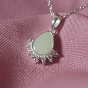 Colgante Alba de leche materna personalizado con piedra en forma de gota y detalle de circonitas.