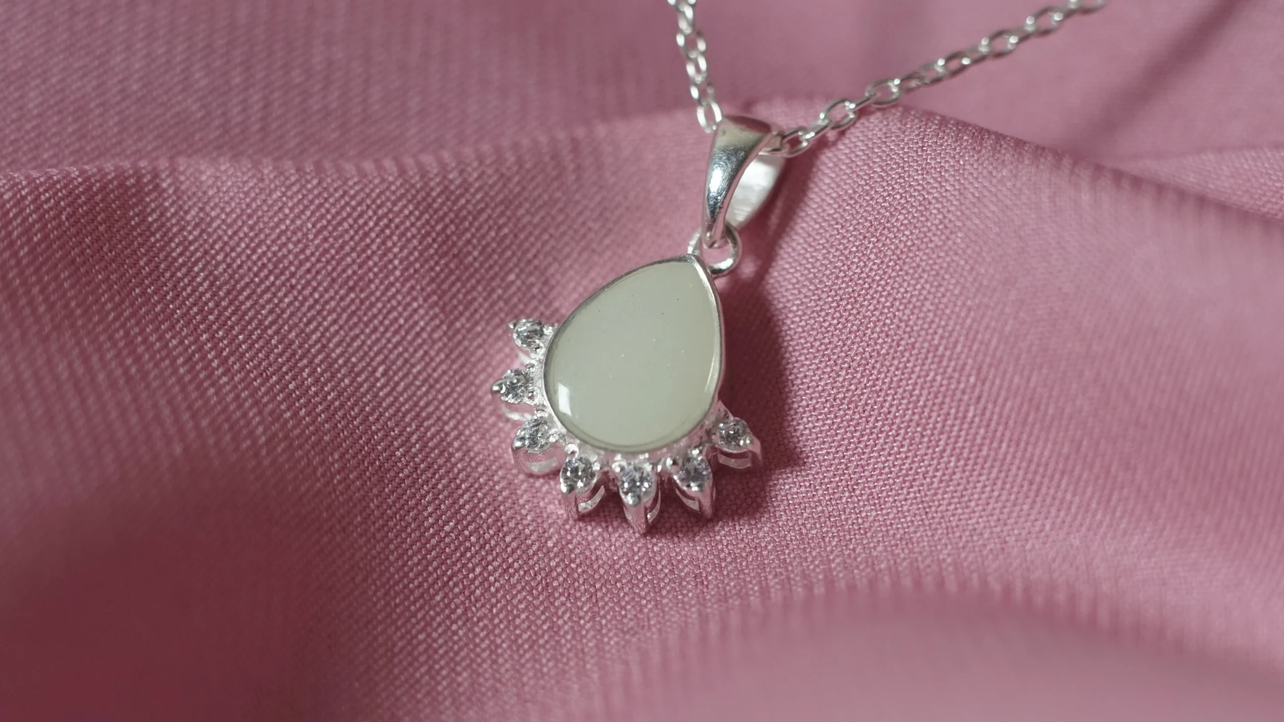 Colgante Alba de leche materna personalizado con piedra en forma de gota y detalle de circonitas.