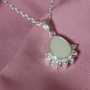 Primer plano del Colgante Alba, una joya de leche materna con diseño de gota y circonitas brillantes.