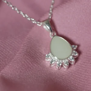 Primer plano del Colgante Alba, una joya de leche materna con diseño de gota y circonitas brillantes.