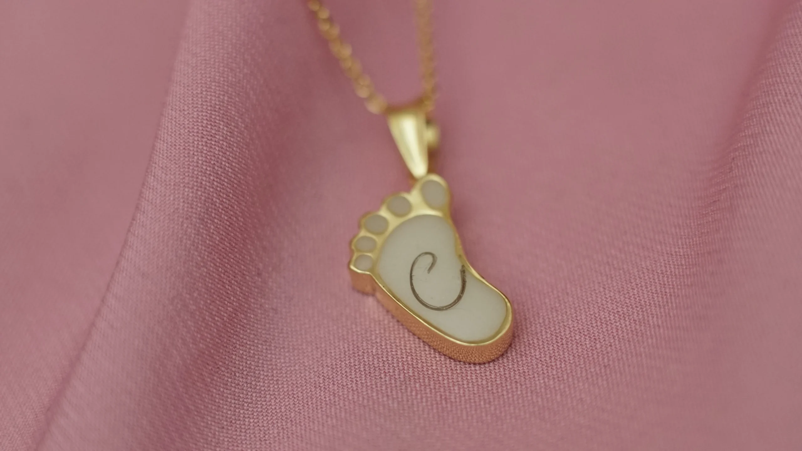 Colgante Un Pie de leche materna personalizado con diseño de huella de bebé y piedra elaborada con leche materna.