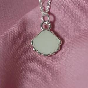 Detalle del Colgante Nácar de leche materna con acabado brillante y diseño elegante en acero inoxidable.