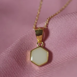 Colgante hexagonal de leche materna elaborado artesanalmente para conservar un recuerdo de la lactancia.