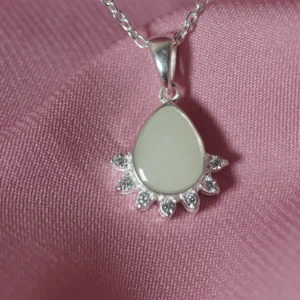 Colgante personalizado de leche materna con piedra en forma de gota, elaborado artesanalmente para conservar un recuerdo de la lactancia.