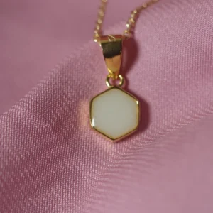 Detalle del Colgante Uxia Mini de leche materna con diseño geométrico elegante y acabado brillante.