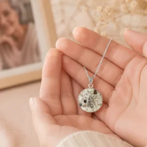 Colgante con cenizas de un ser querido en plata de ley