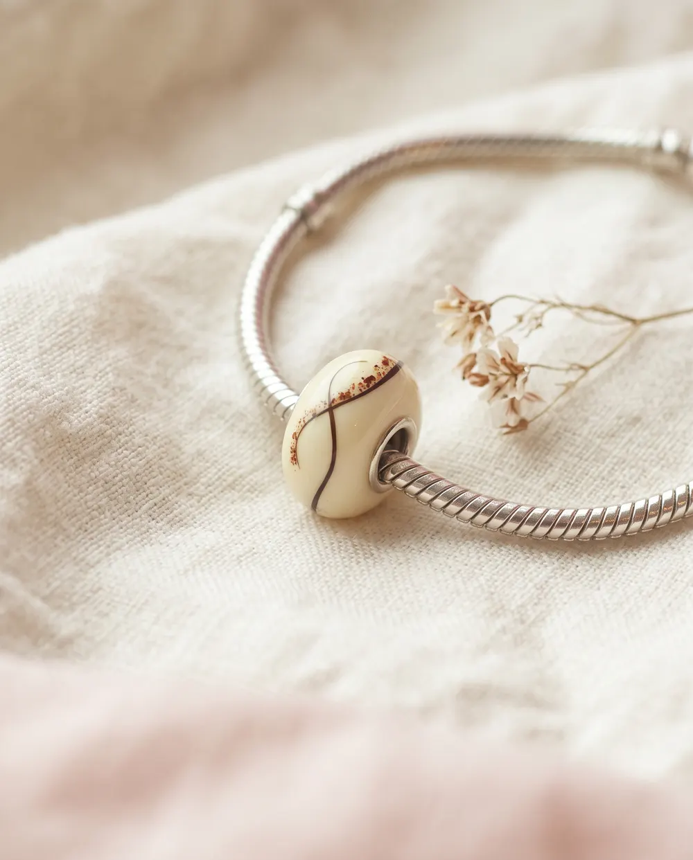 Charm de leche materna con pelo y cordón umbilical en una pulsera de plata
