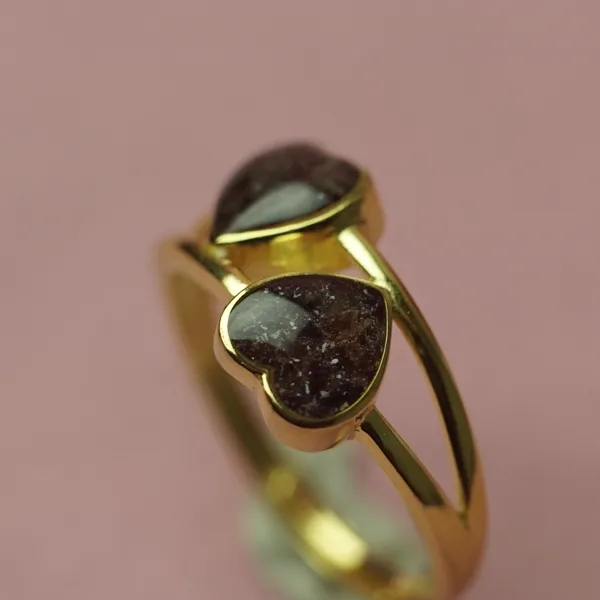 Anillo con dos corazones de cordón umbilical con baño de oro
