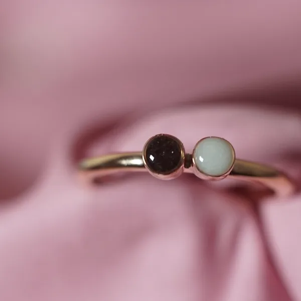 Anillo fino con dos piedras de leche materna y cordón umbilical