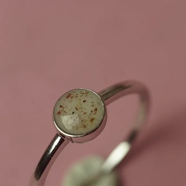Anillo redondo de plata con leche materna y cordón umbilical