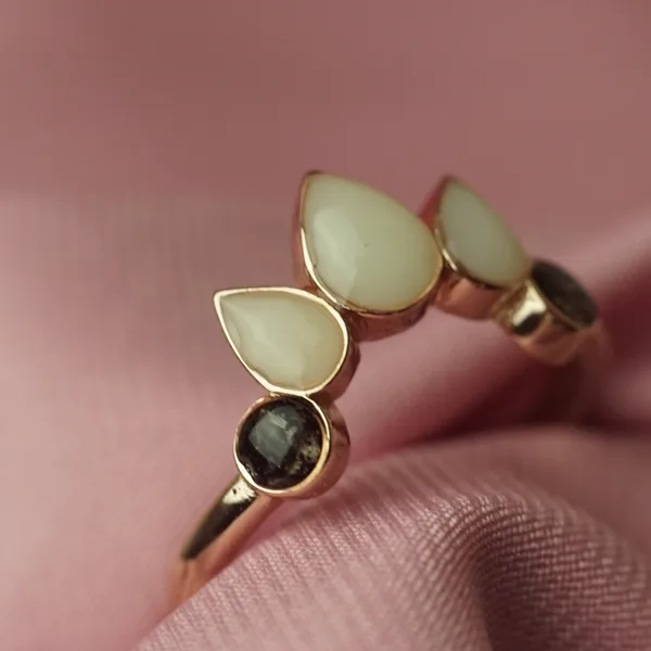 Anillo con tres piedras de leche materna y cordón umbilical