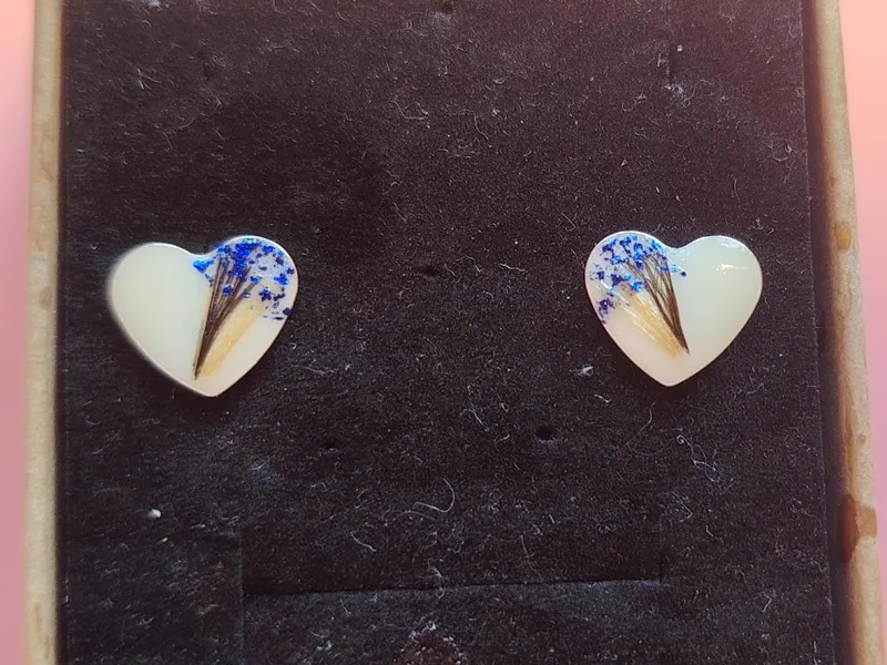Foto de una clienta: pendientes de corazón con leche materna y flores