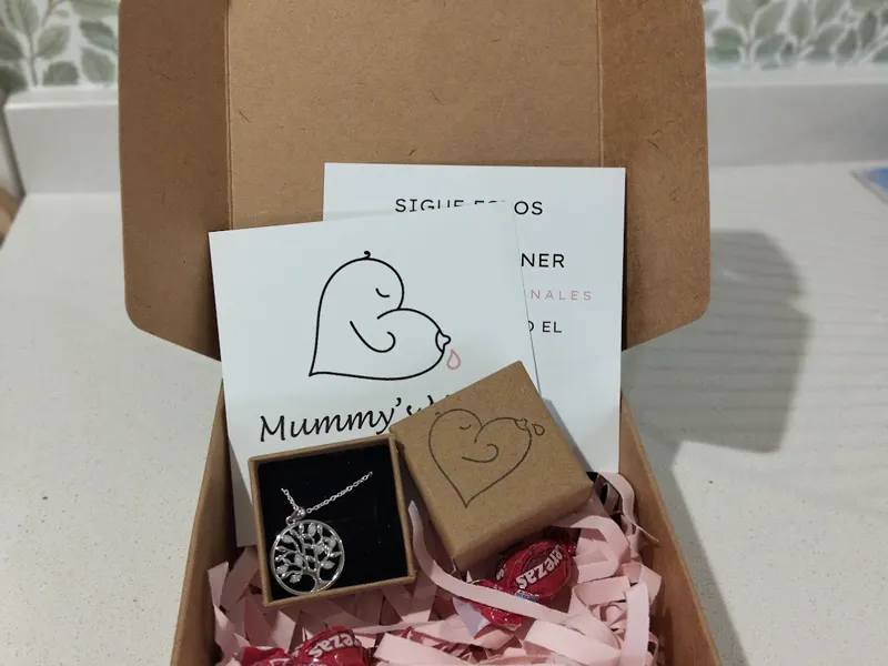 Foto de una clienta: su joya de leche materna en la caja de envío de Mummy's Milk