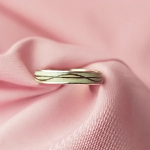 Anillo de plata con una línea de pelo de bebé