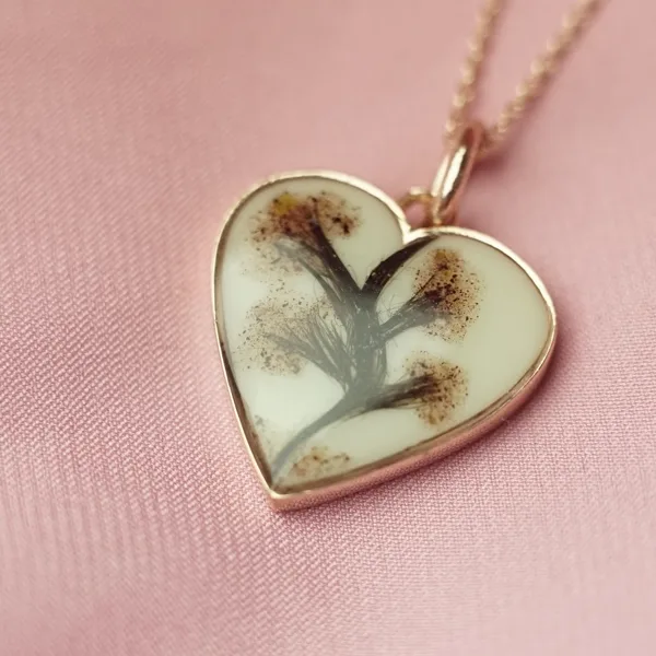 Colgante corazón con un árbol dibujado con pelo de bebé