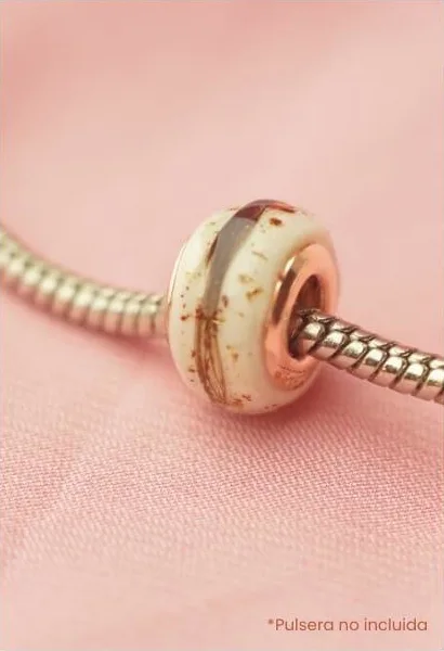 Charm Dora de leche materna en una pulsera